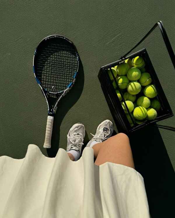 Court de tennis avec balles et raquette