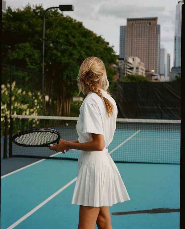 Balle de tennis sur un court vert